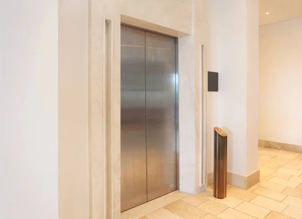 Ascenseur moderne dans un immeuble commercial — Photo