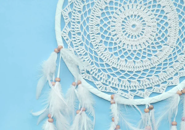 Dreamcatcher em um fundo azul — Fotografia de Stock