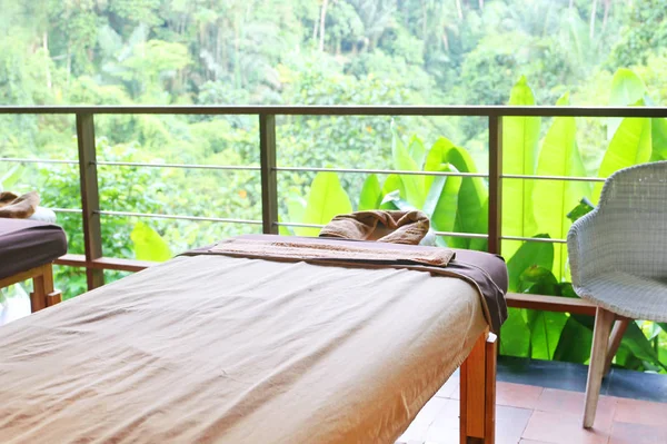 Mesa de massagem em uma ilha tropical — Fotografia de Stock