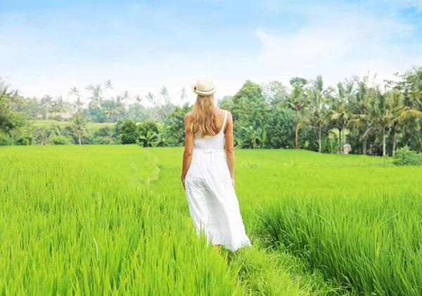 Mujer en el campo — Foto de Stock