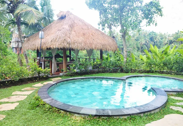 Красивый бассейн на тропическом острове — стоковое фото