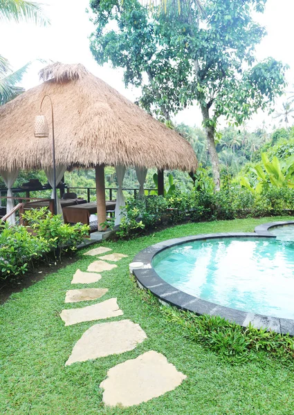Hermosa piscina en una isla tropical — Foto de Stock
