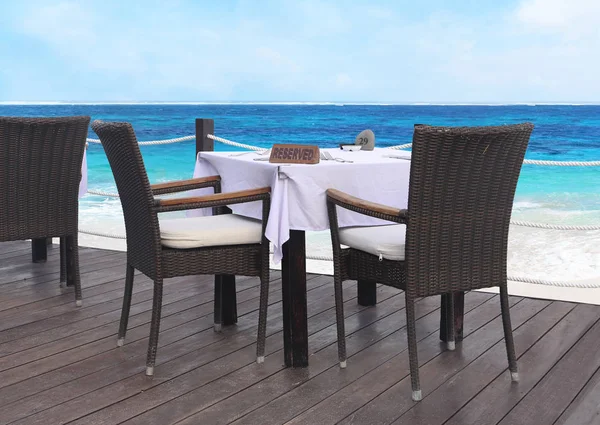 Stůl v restauraci na břehu moře — Stock fotografie