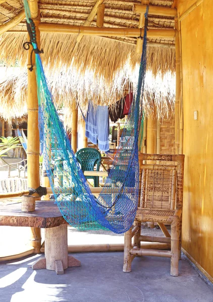 Hängmatta i en bamboo bungalow — Stockfoto