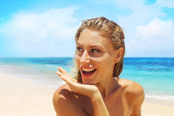 在沙滩上快乐的女人 — 图库照片