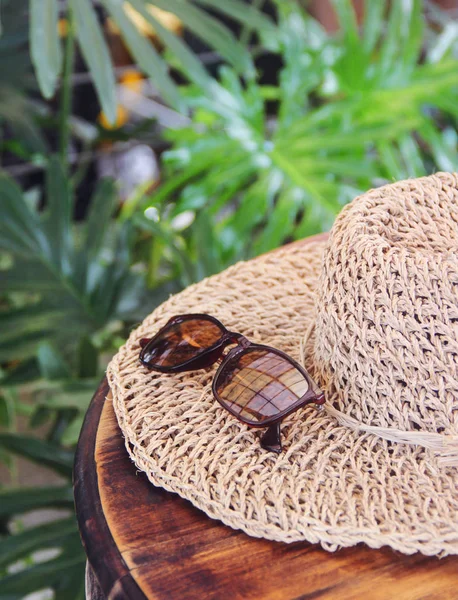 Соломенная шляпа и очки — стоковое фото