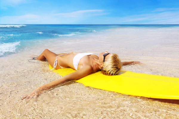 Surfista chica en la playa — Foto de Stock