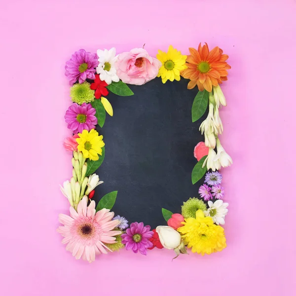 Kara tahta üzerinde tebrik kartı ile çiçek kompozisyon. Üstten Görünüm — Stok fotoğraf