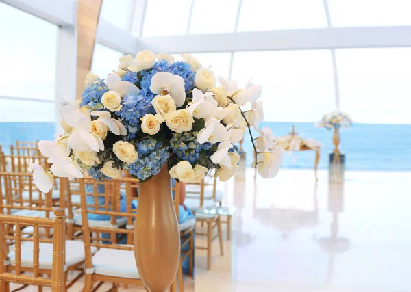 Bela decoração de casamento de flores em um edifício de vidro — Fotografia de Stock