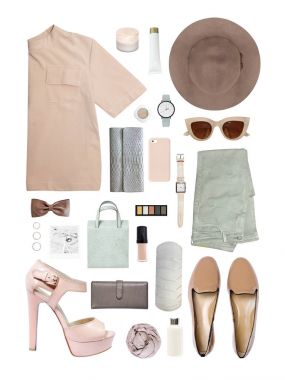 moda blogger kavramı. Beyaz arka plan üzerinde kadınsı aksesuarları en az sayıda.
