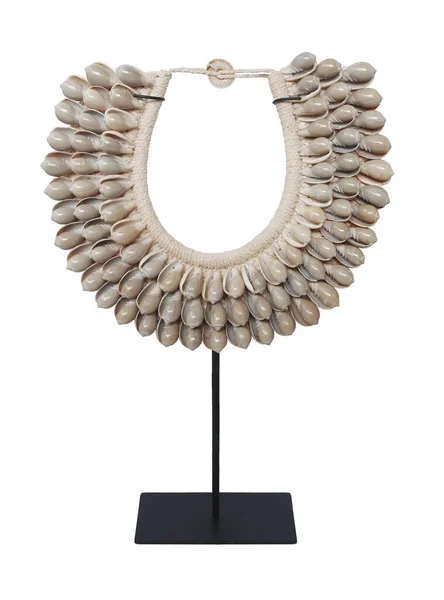 Decorazione statuetta shell isolato su sfondo bianco. Dettagli di boho moderno, bohemien, scandinavo e stile minimale eco design interno — Foto Stock