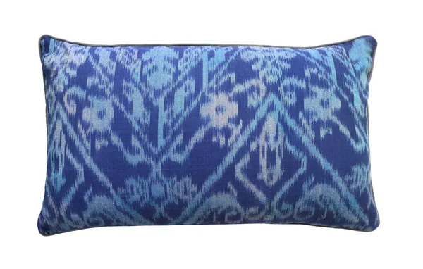 Almohada azul cojín aislada sobre fondo blanco. Detalles de boho moderno, bohemio, escandinavo y diseño ecológico de estilo mínimo interior. Fotos De Stock