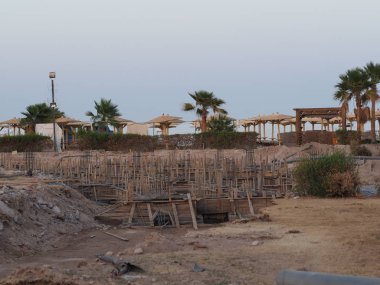 Terkedilmiş Afrika Kızıl Deniz kıyısında bir otel inşaatı