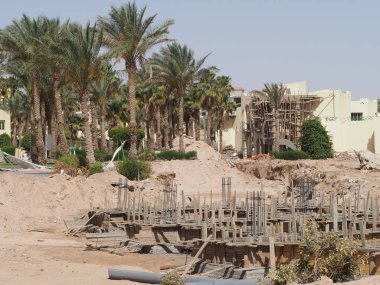 Terkedilmiş Afrika Kızıl Deniz kıyısında bir otel inşaatı