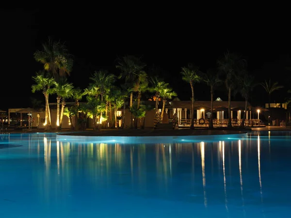 Cafetería Nocturna Sin Gente Junto Piscina Con Iluminación Agua Azul — Foto de Stock