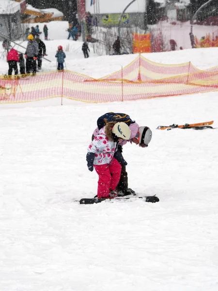 Oekraïne Bukovel Februari 2019 Moeder Leert Dochter Skiën Sneeuw — Stockfoto