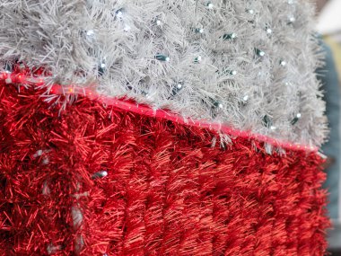 Evin ön cephesi Noel süsleri ile süslenmiştir. Beyaz, kırmızı çelenkler ve süslemeler.