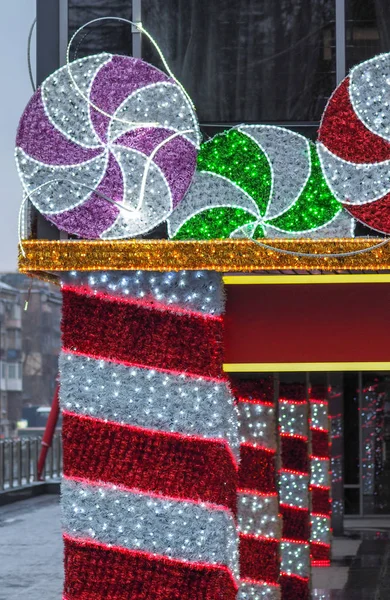 Fachada Ano Novo Casa Decora Com Grinaldas Brancas Vermelhas Natal — Fotografia de Stock