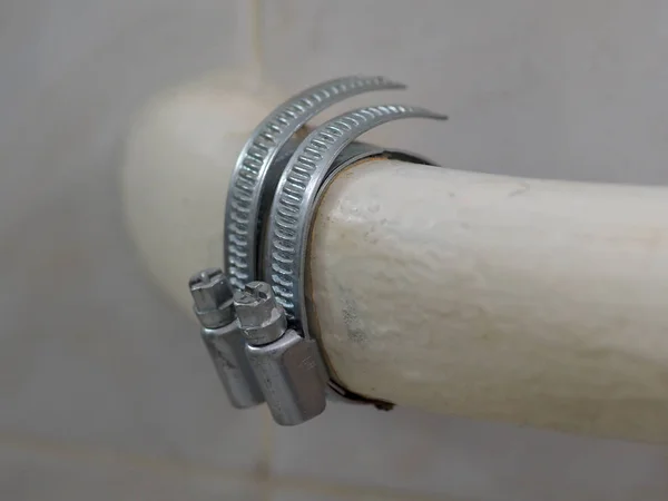 화장실에서 클램프로 파이프 히터를 수리하는 — 스톡 사진
