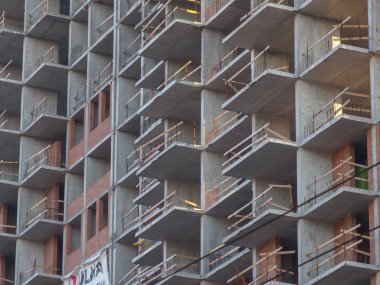 Tuğladan çok katlı tek katlı beton iskelet inşaatı