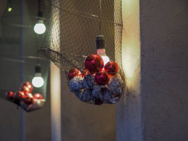 Parlayan ampulleri olan klasik Noel çelenkleri