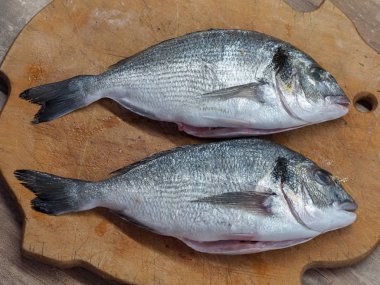 Mutfakta yemek pişirmeden önce Dorado balığı soydum.