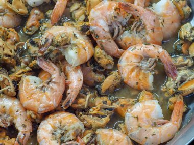 Tavada pişirilmiş midye ve karides.