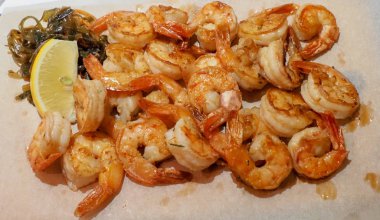 Tavada pişirilmiş midye ve karides.