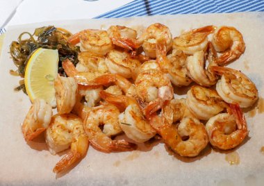 Tavada pişirilmiş midye ve karides.