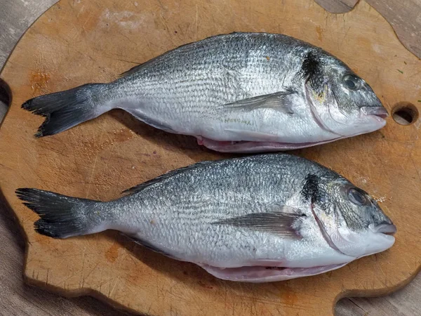 Mengupas Ikan Dorado Sebelum Dimasak Dapur — Stok Foto
