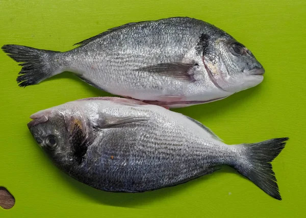 Mengupas Ikan Dorado Sebelum Dimasak Dapur — Stok Foto
