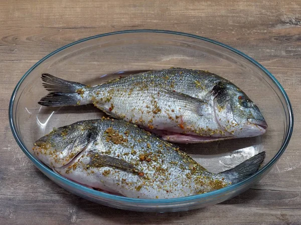 Ikan Ditaburi Rempah Rempah Untuk Dimasak Dalam Gelas — Stok Foto