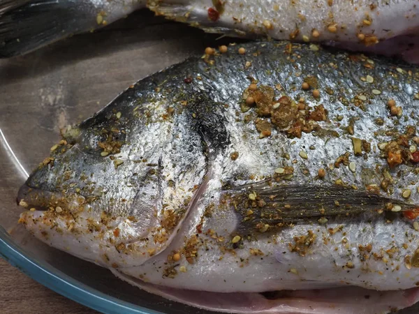 Ikan Ditaburi Rempah Rempah Untuk Dimasak Dalam Gelas — Stok Foto