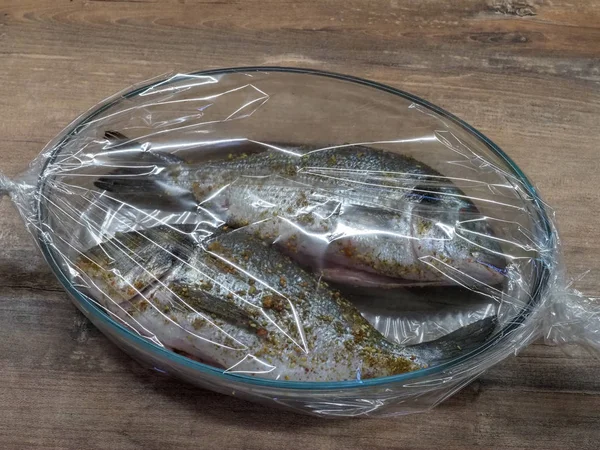 Ikan Dorado Ditaburi Rempah Rempah Untuk Dimasak Dalam Gelas Dan — Stok Foto