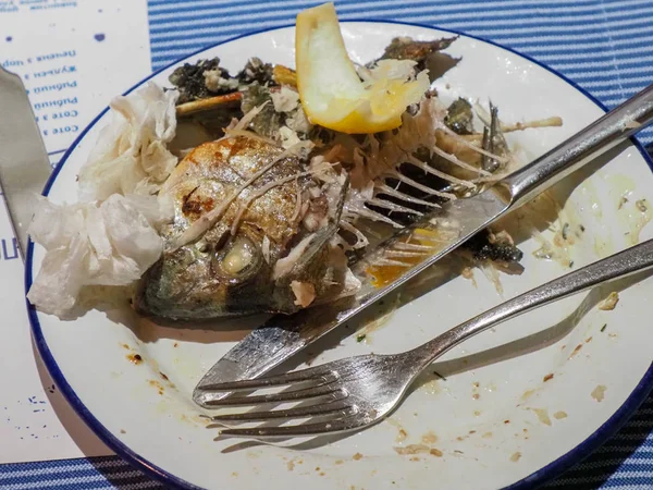 Ikan Kepang Makan Ikan Untuk Makan Malam Kiri Piring — Stok Foto