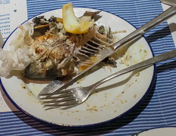 Ikan Kepang Makan Ikan Untuk Makan Malam Kiri Piring — Stok Foto