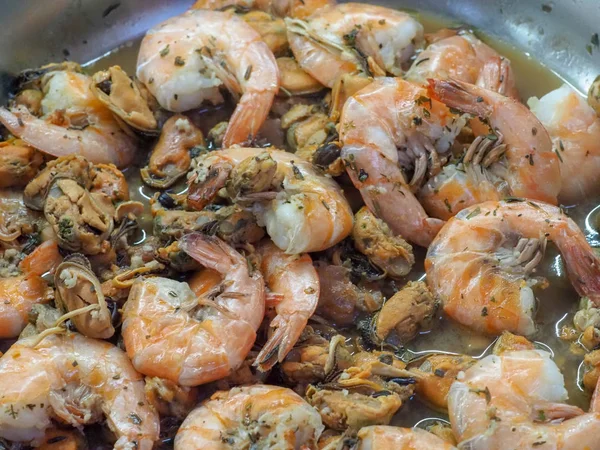 Kerang Dan Udang Yang Direbus Dalam Panci — Stok Foto