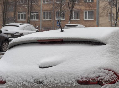 Son zamanlarda yağan karda araba