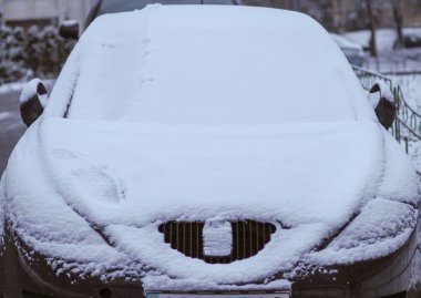 Son zamanlarda yağan karda araba