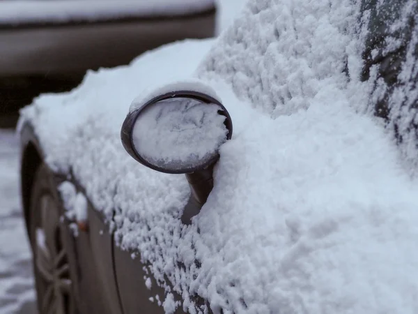 Автомобильное Зеркало Снегу — стоковое фото