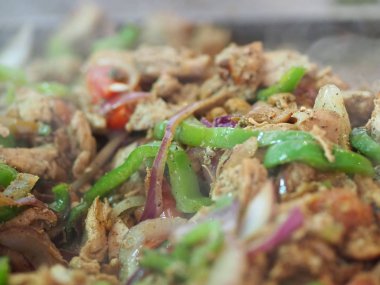 Doğu lokantasında shawarma pişiriyorum.