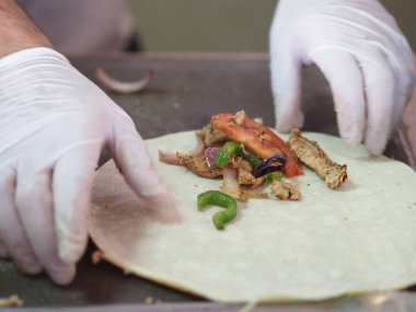 Doğu lokantasında shawarma pişiriyorum.