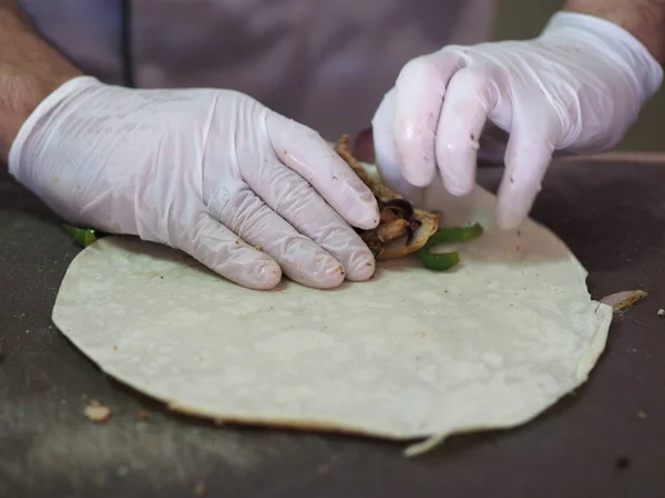 Cozinhar Shawarma Restaurante Oriental — Fotografia de Stock