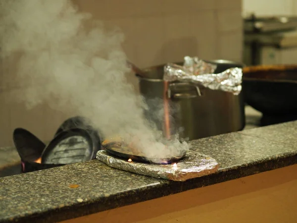 Aquecimento Sobre Uma Fogueira Uma Frigideira Ferro Para Cozinhar Carne — Fotografia de Stock