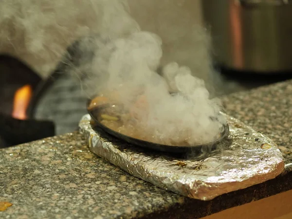 Aquecimento Sobre Uma Fogueira Uma Frigideira Ferro Para Cozinhar Carne — Fotografia de Stock