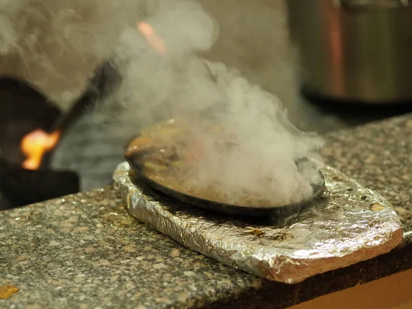 Aquecimento Sobre Uma Fogueira Uma Frigideira Ferro Para Cozinhar Carne — Fotografia de Stock