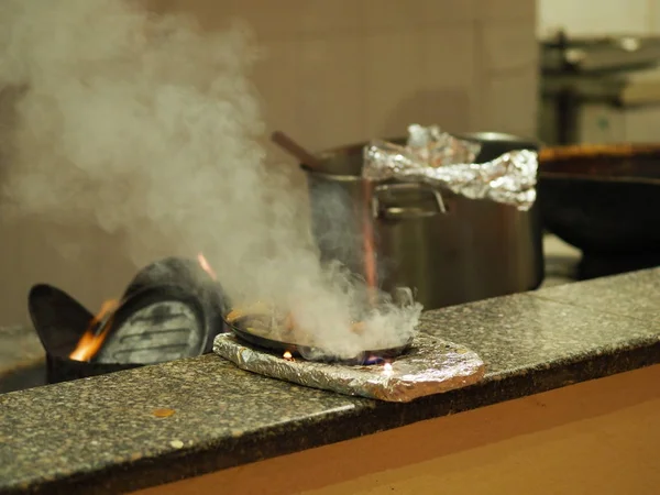 Aquecimento Sobre Uma Fogueira Uma Frigideira Ferro Para Cozinhar Carne — Fotografia de Stock