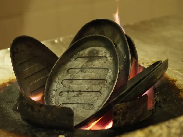 Aquecimento Sobre Uma Fogueira Uma Frigideira Ferro Para Cozinhar Carne — Fotografia de Stock