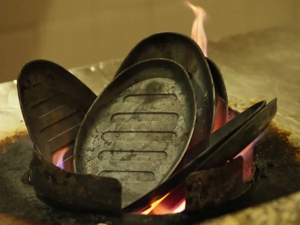 Riscaldamento Sul Fuoco Aperto Una Padella Ferro Cucinare Carne Nella — Foto Stock