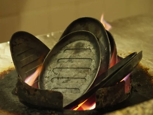 Aquecimento Sobre Uma Fogueira Uma Frigideira Ferro Para Cozinhar Carne — Fotografia de Stock